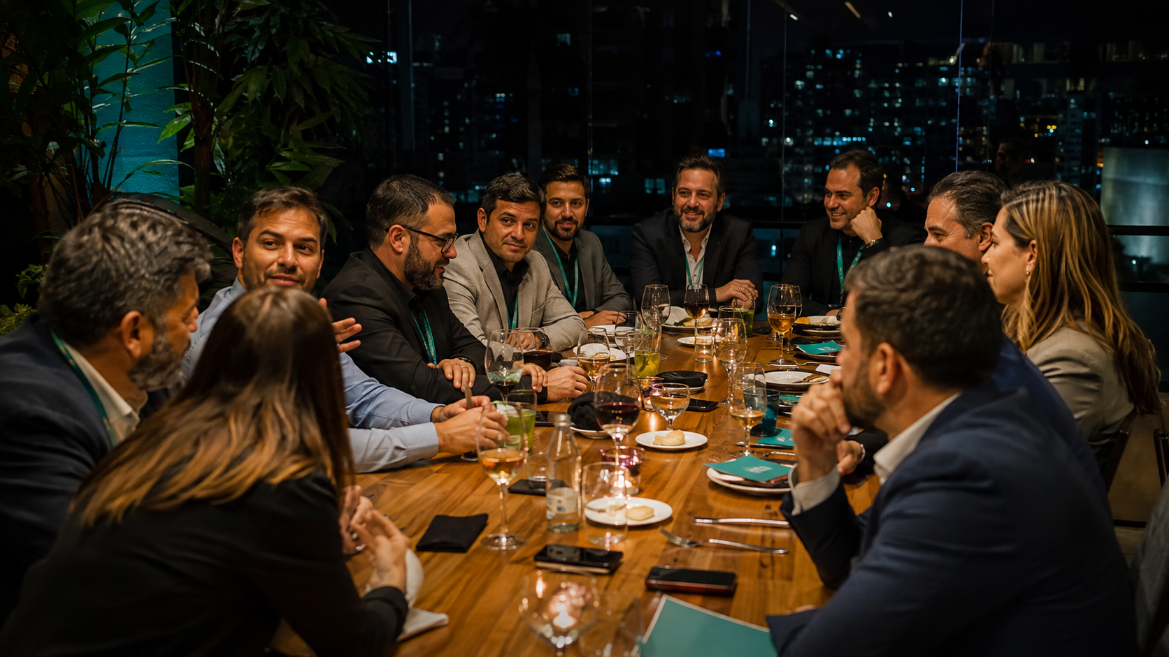Profissionais do setor de postos sentados juntos em um jantar de networking
